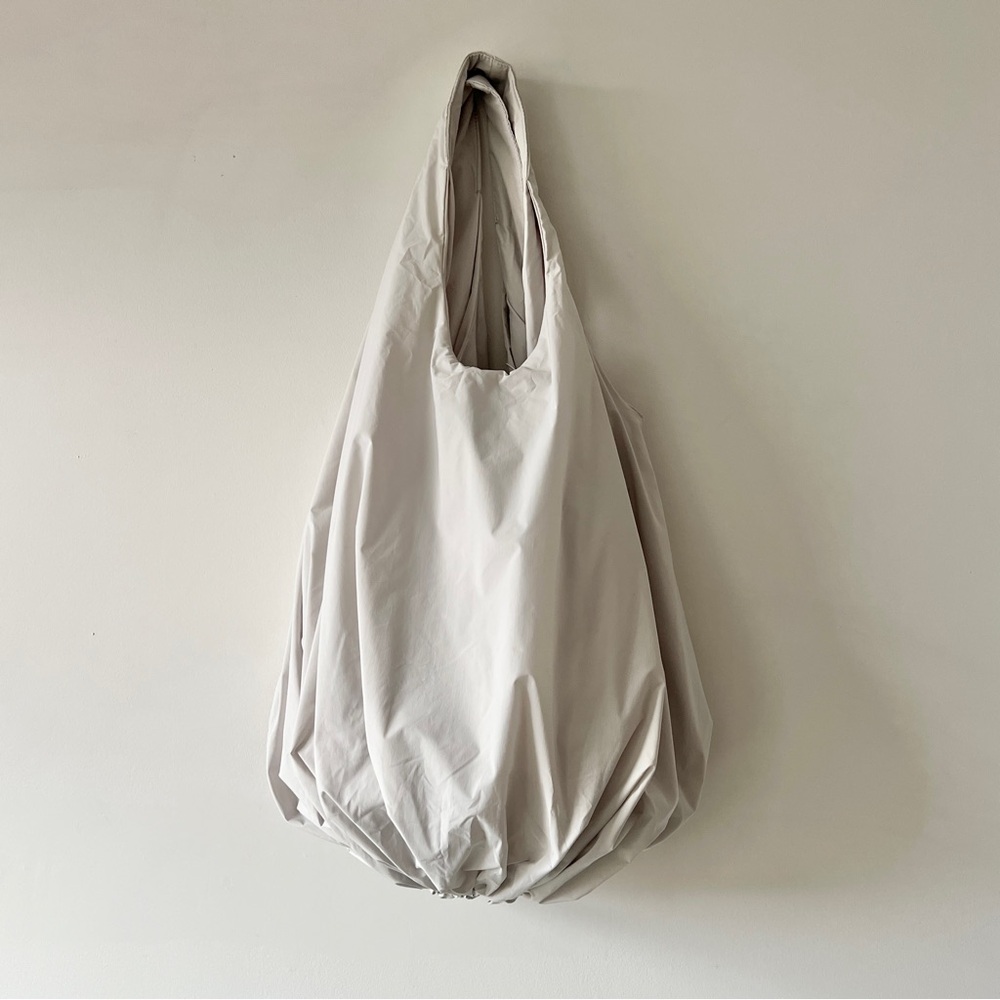 COS light gray chalk white Cloud tote bag - Picture 5 of 9